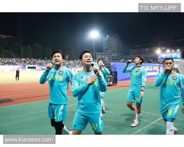 足球明星在球场上铲倒小球迷的搞笑瞬间引发热议与欢笑